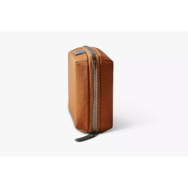Bellroy Tech Kit Compact – Organizador de accesorios técnicos bronce