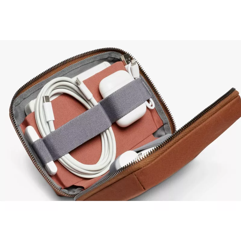 Bellroy Tech Kit Compact – Organizador de accesorios técnicos bronce