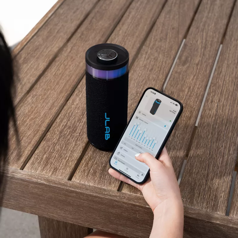 JLab Go Party Altavoz Bluetooth portátil con 20W de potencia de salida, resistencia al agua IPX6, 15 horas de batería, micrófono integrado, modos de luz, Negro