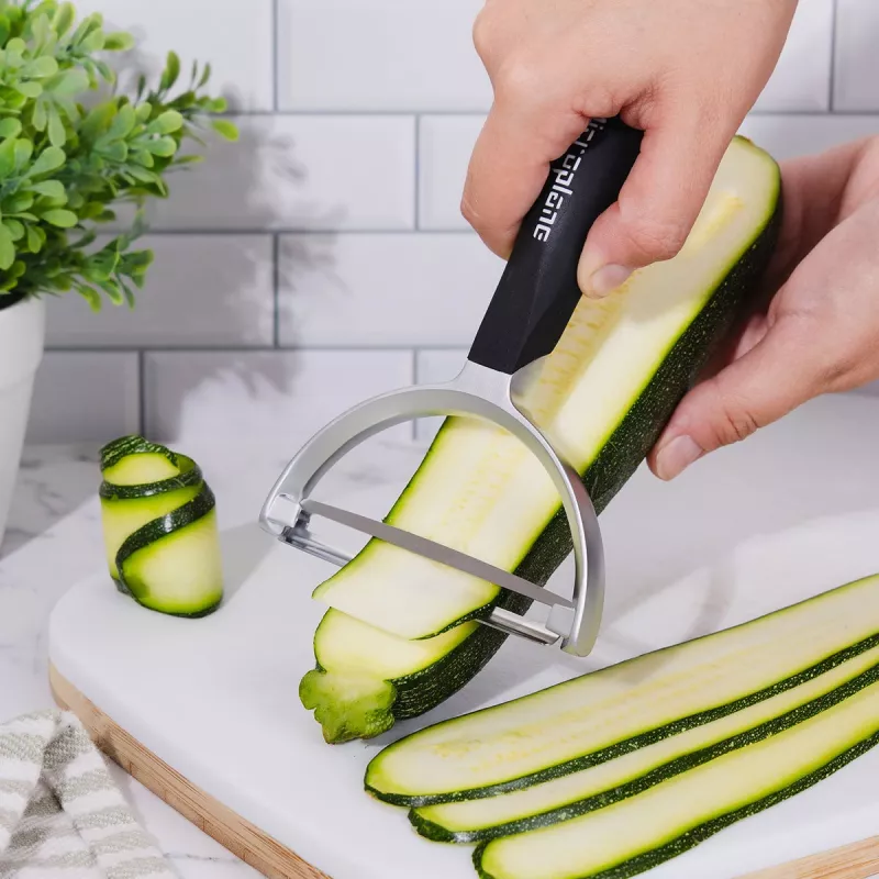Microplane Peeler XL Pelador con cuchilla de acero inoxidable quirúrgico, mango ergonómico soft-touch, quitagermen integrado, Negro