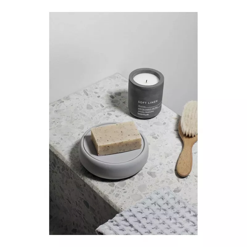BLOMUS FRAGA vela aromática sándalo mirra 8 cm gris