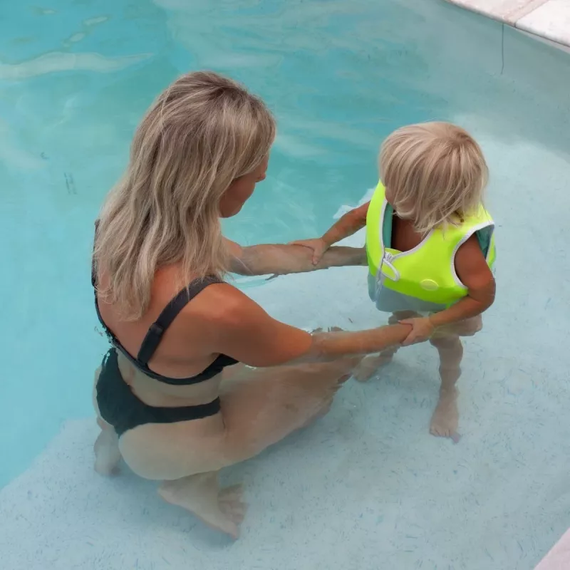 Chaleco salvavidas Sunnylife (2-3 años) – Salty the Shark Aqua Neon Yellow