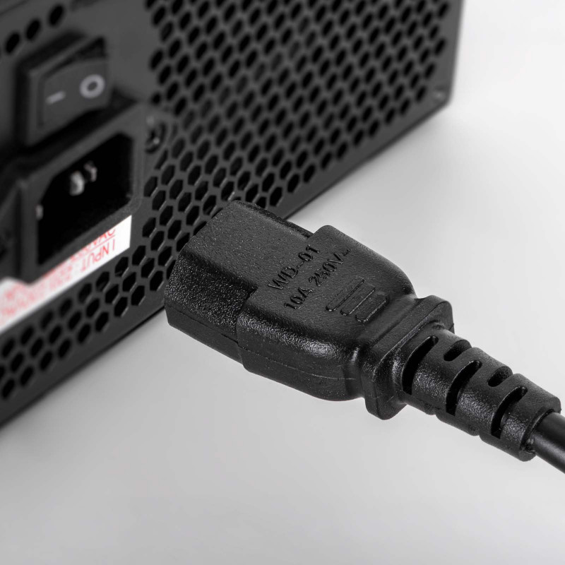 Akyga AK-PC-06C cable de alimentación CEE 7/7 (Schuko) a IEC C13, cobre 3 x 1 mm², 3 m, negro