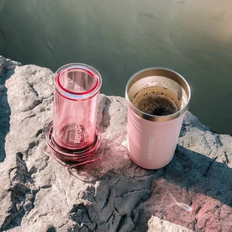 Cafetera AeroPress Go Plus con vaso térmico rosa 475 ml