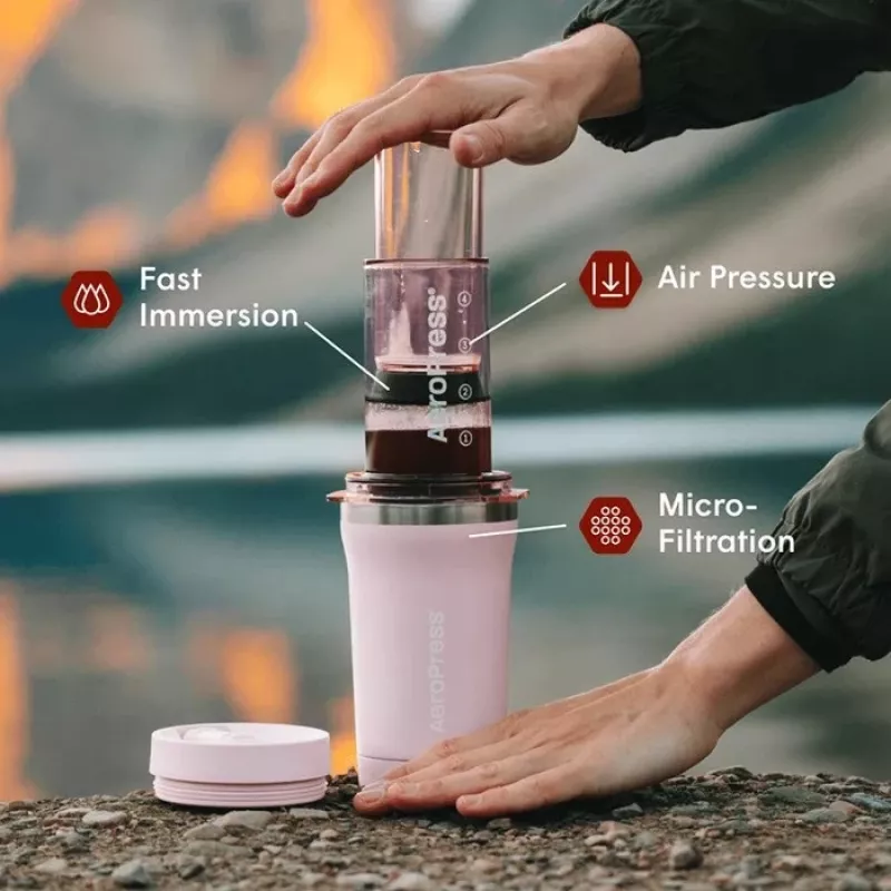 Cafetera AeroPress Go Plus con vaso térmico rosa 475 ml