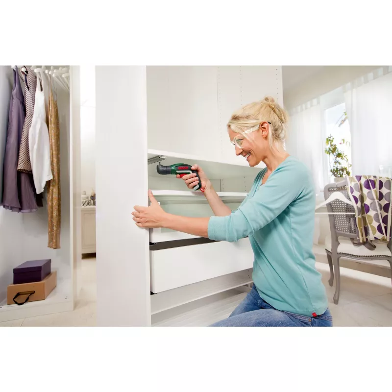 Bosch IXO 5 Atornillador a batería con juego de 32 puntas, 3,6V Li-Ion 1,5Ah, Verde/Negro