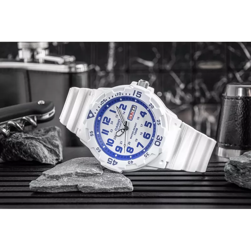 CASIO MRW200HC7B2VD Reloj hombre analógico de cuarzo con indicador de fecha y día de la semana, 100m de resistencia al agua, correa de resina, esfera blanca, bisel azul/rojo
