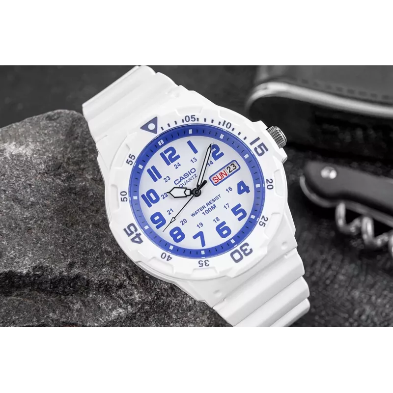 CASIO MRW200HC7B2VD Reloj hombre analógico de cuarzo con indicador de fecha y día de la semana, 100m de resistencia al agua, correa de resina, esfera blanca, bisel azul/rojo