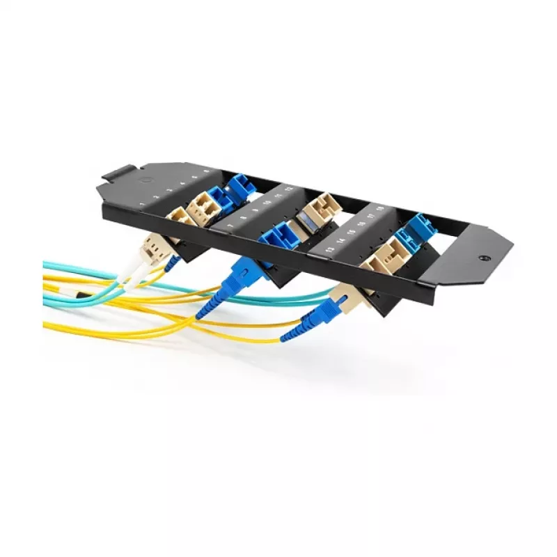 Delock Soporte de montaje de fibra óptica para caja de suelo 18 puertos para acopladores SC simplex / LC dúplex negro (88163)