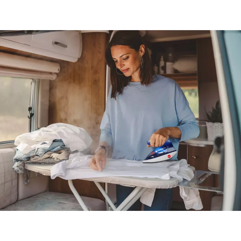 Plancha de viaje ELDOM DA50 900W azul con vapor, mango plegable, suela antiadherente, depósito 40ml
