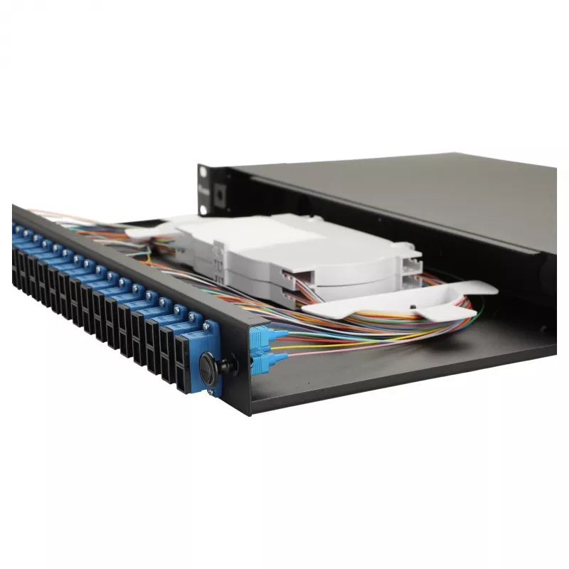 Caja de empalme de fibra óptica Equip de 24 puertos, SC Duplex, OS2, 1U, equipada, negra