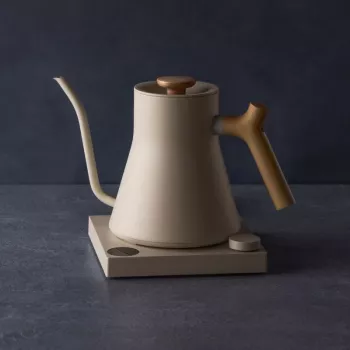 Fellow Stagg EKG PRO Hervidor eléctrico pour-over 900ml beige sésamo con mango de madera