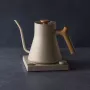 Fellow Stagg EKG PRO Hervidor eléctrico pour-over 900ml beige sésamo con mango de madera