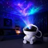 HQ proyector de astronauta sentado con cielo estrellado y nebulosa, cabezal giratorio 360° y mando a distancia blanco