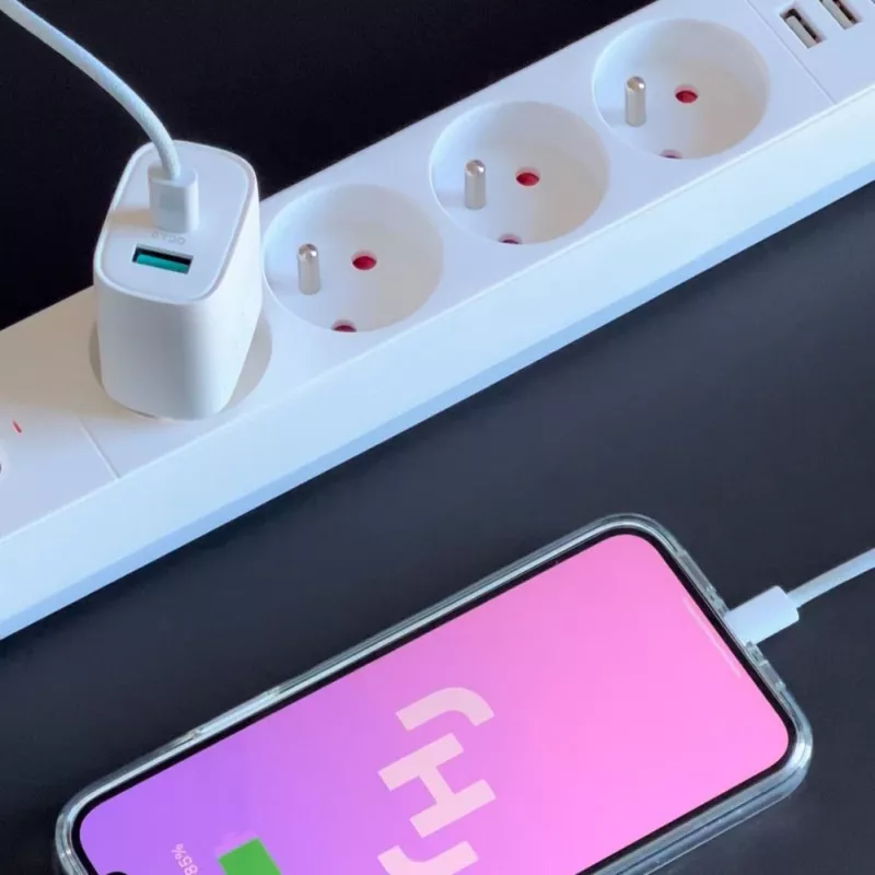 Cargador rápido JOYROOM USB-A QC3.0 / USB-C PD 20W blanco (L-QP2011)
