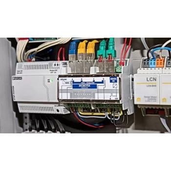 MOBOTIX MX-SWITCH1 - switch de red - 4 x 10/100 (PoE+) - carril DIN