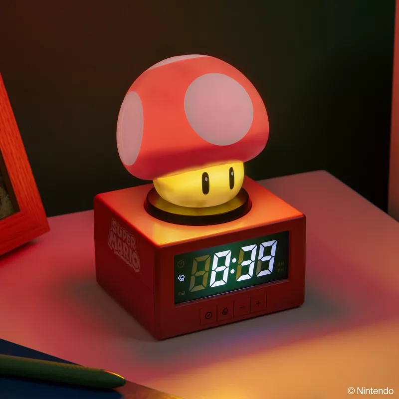 Paladone Super Mario Super Mushroom Icon Reloj despertador - LCD digital, alimentación USB, efectos de sonido oficiales de Nintendo, rojo/blanco