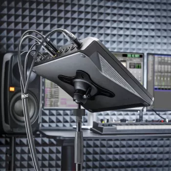 Placa adaptadora VESA RODE VESAMOUNT para RodeCaster Pro II, RodeCaster Duo y Streamer X - 75x75/100x100, acero, negro