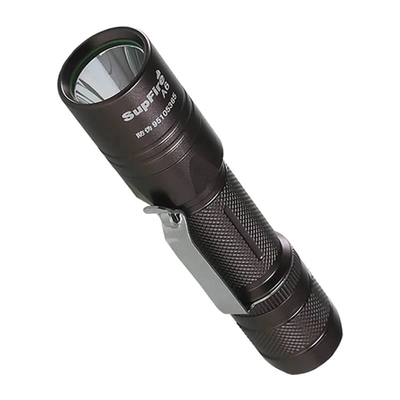 SUPERFIRE A6 Linterna - 1200 lúmenes LED P50, alcance 280m, recargable por USB, zoom, IP44