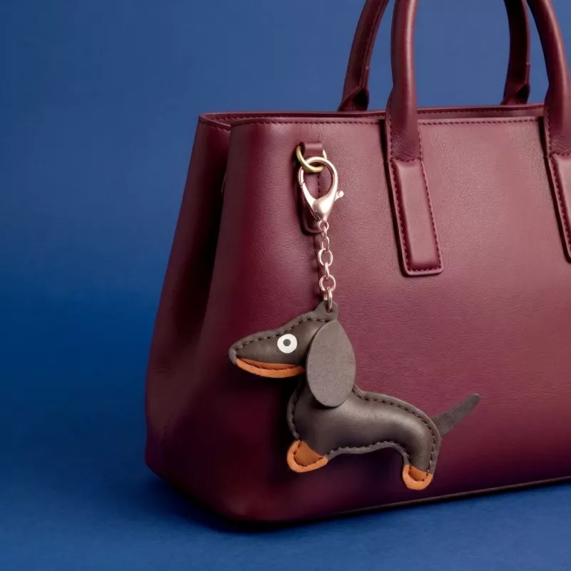 TFO Cadena universal para móvil con motivo de perro salchicha, marrón, 150 cm, banda cruzada ajustable con parche de anclaje